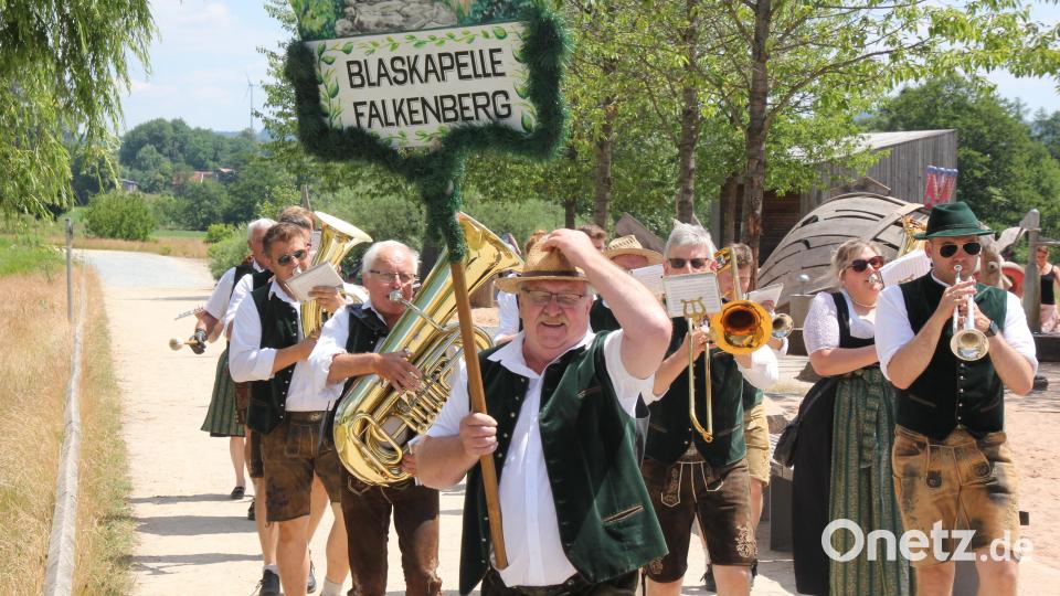 Die Blaskapelle Fallenberg zog am Fischers-Fritz-Spielplatz vorbei auf den Platz am See ein. Bild: kro
