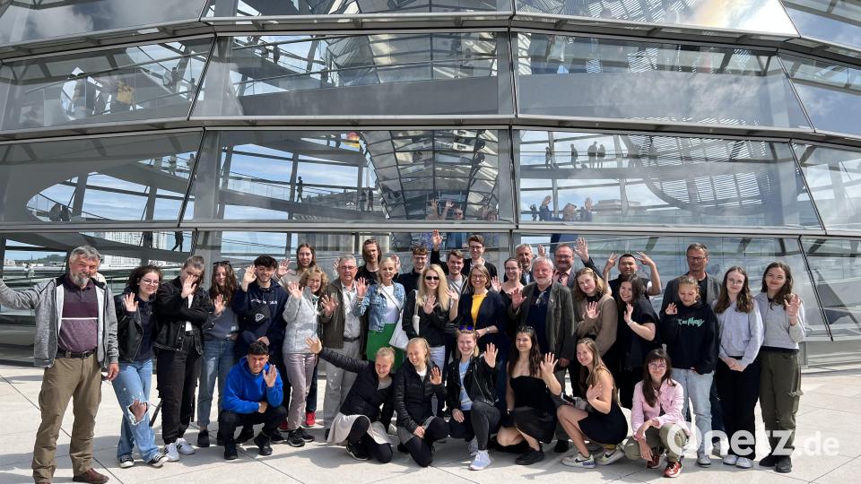 Die Gruppe des EJPO mit MdB Susanne Hierl vor der Berliner Reichstagskuppel. Bild: exb