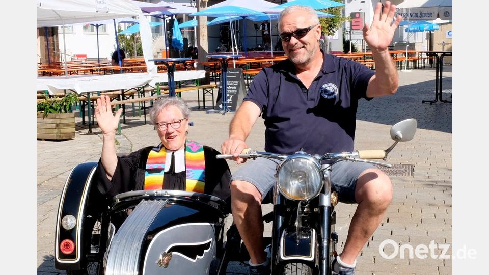 Von Biker Roman Kirchhöfer wurde Pfarrerin Heidi Gentzwein, die ebenfalls zu den Motorradfans gehört, auf einem Odtimer-Motorrrad im Beiwagen zum Gottesdienst gebracht. Bild: mab