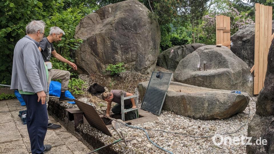 Auf dem ganzen Areal wird gewerkelt, um sich bis zum Jahrestreffen herauszuputzen. Ulrich Jung (li), einer der Koordinatoren, freut sich mit zwei Leuten vom Team, dass der Felsenbrunnen wieder läuft. Bild: eib