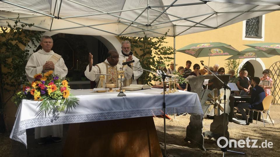 Zelebranten am Festsonntag waren (von links) Diakon Alfred Daubenmerkl, Pfarrer Moses Gudapati und Pater Robert Schmidbauer. Bild: gri