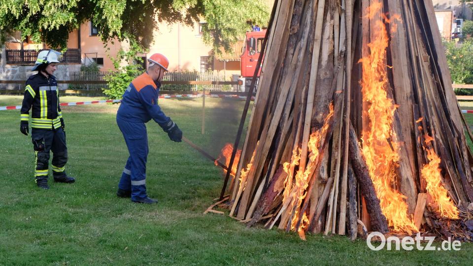 Die Feuerwehr entzündet das Sonnwendfeuer. Bild: le