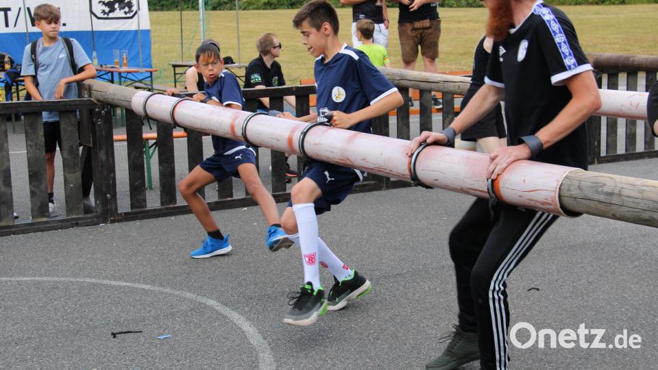 Das Lebendkickerturnier der Waldnaablöwen war für Kicker und Zuschauer ein Heidenspaß. Bild: prh