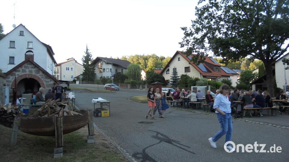 Johannifeuer auf dem Ortsplatz in Flossenbürg Bild: jba