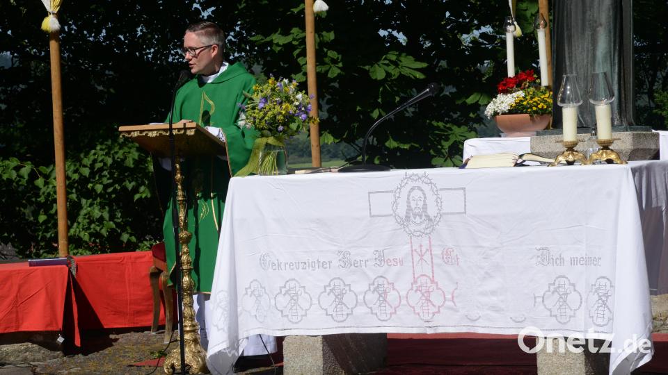 Stadtpfarrer Adam Karolczak hält eine beeindruckende Ansprache. Bild: bey