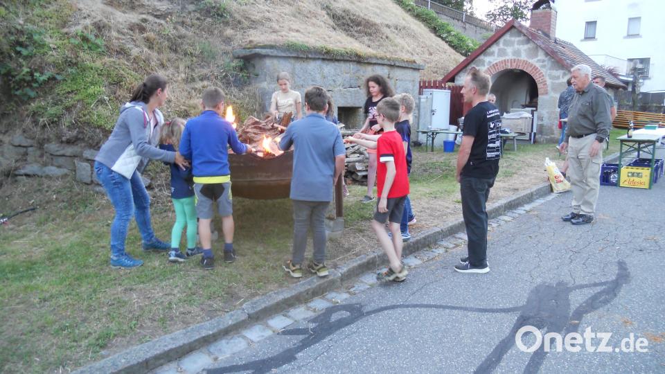 Johannifeuer auf dem Ortsplatz in Flossenbürg Bild: jba