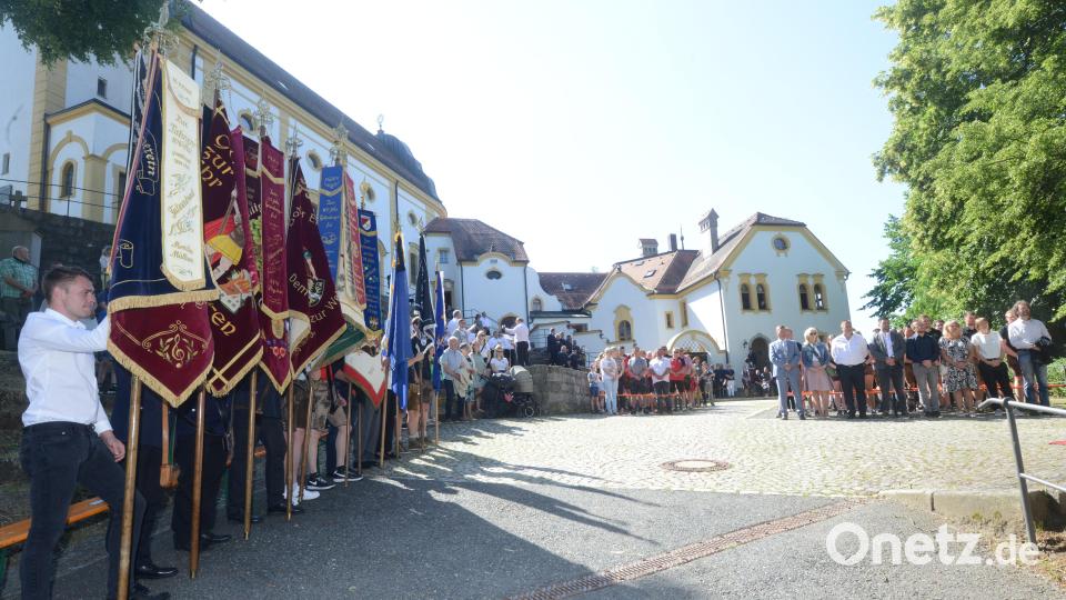 Die Fahnen der Pleysteiner Vereine bieten einen würdigen Rahmen für den Festgottesdienst. Bild: bey