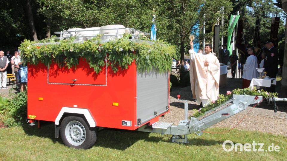&quot;Stets unfallfreie Fahrt&quot; wünscht Pater John Gali bei der Segnung des Tragkraftspritzenanhängers. Bild: pi