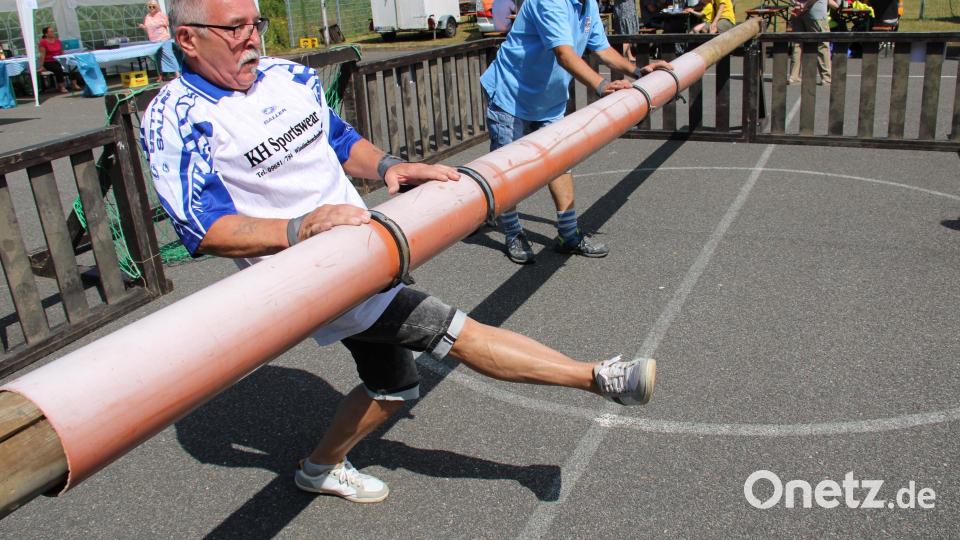 Das Lebendkickerturnier der Waldnaablöwen war für Kicker und Zuschauer ein Heidenspaß. Bild: prh