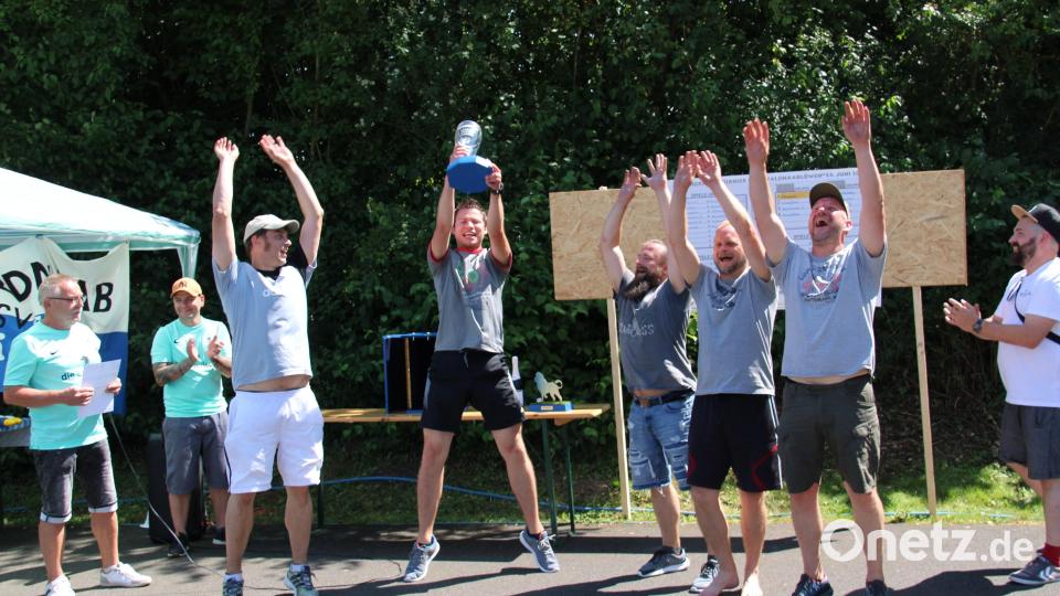 Das Lebendkickerturnier der Waldnaablöwen war für Kicker und Zuschauer ein Heidenspaß. Bild: prh