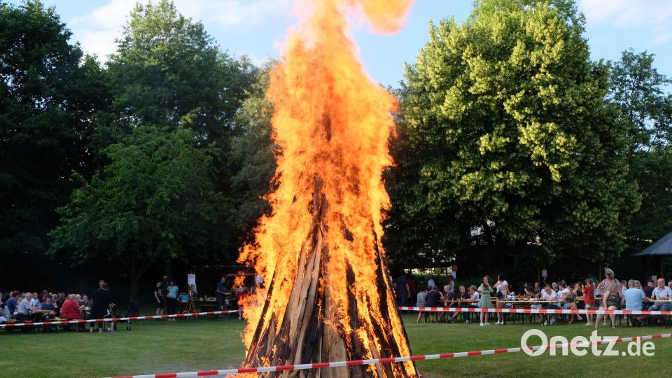 Ein kleines, aber feines Feuer brennt bei der Sonnwendfeier des OWV in Floß. Bild: le