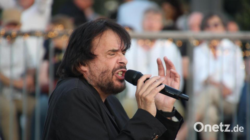 In der Pause gab es eine große Überraschung, denn Udo-Lindenberg-Double Rudi Wartha und Wolfgang Hildebrandt tauchten plötzlich auf der Bühne auf und gaben noch einige Zugaben zu ihrer Show am Freitagabend, die es leider verregnet hatte. Bild: kro