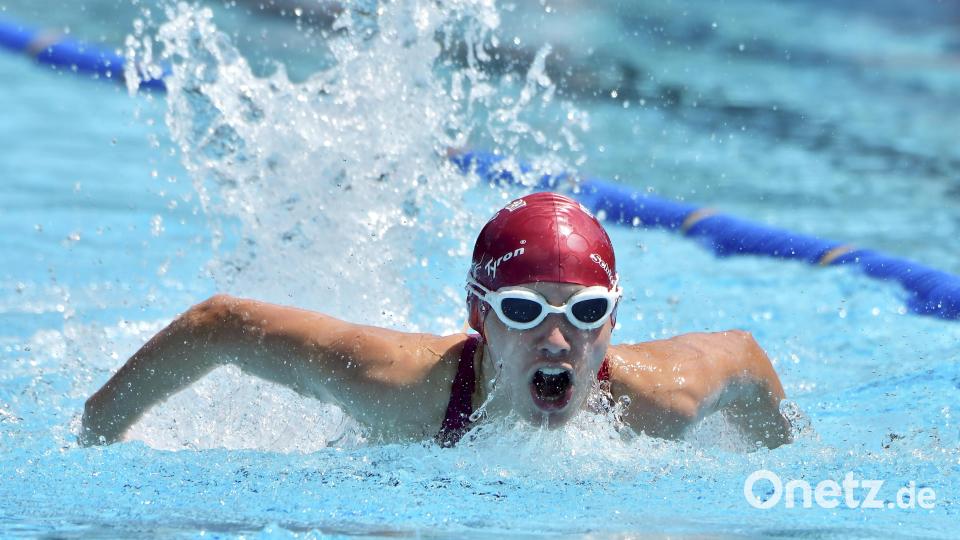 Leni Dippold vom SV Weiden beim Wettbewerb über 50m Schmetterling. Bild: Hubert Ziegler