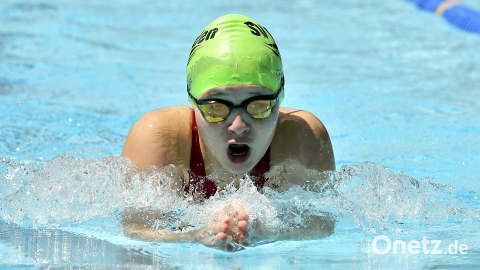 Charlotte Güll vom SV Weiden beim Wettbewerb über 100 m Brust. Bild: Hubert Ziegler