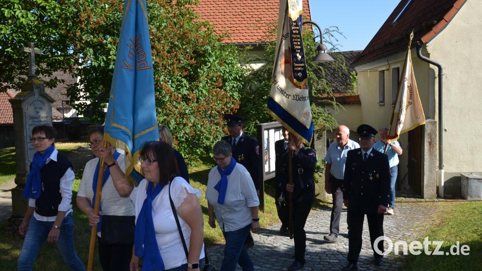 Die Fahnenabordnungen nehmen am Patroziniumsgottesdienst in der Simultankirche Altenstadt teil. Bild: dob