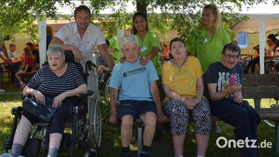 Waldemar Semeniuk (rechts) ist seit 53 Jahren bei Dr. Loew beheimatet. Heimleiter Uwe Trautner (hinten, links) ehrt die langjährigen Bewohner. Bild: dob