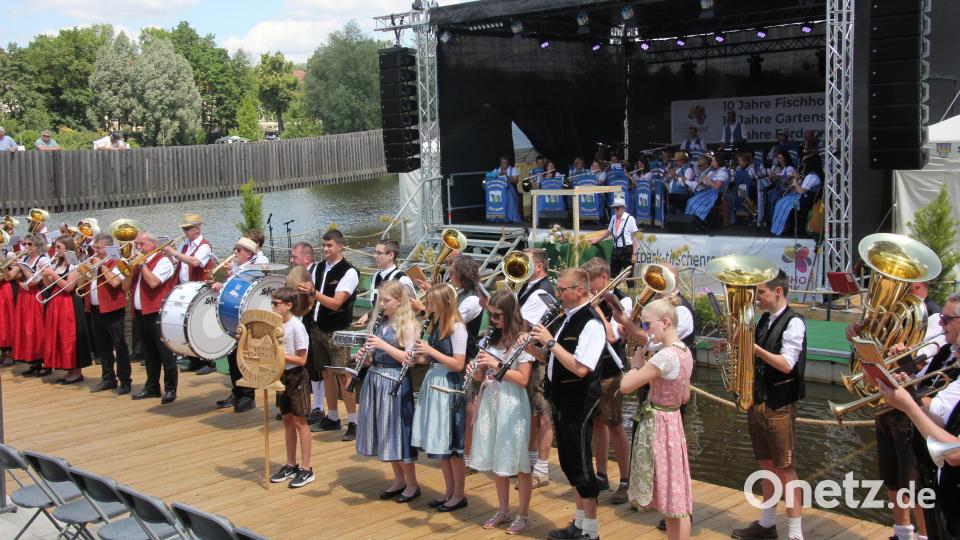 Die vier Blaskapellen – Stadt- und Jugendblaskapelle „Grenzlandbuam“ Bärnau, Blaskapelle Falkenberg, Blaskapelle Großkonreuth und Blaskapelle Thanhausen – marschierten am Sonntagmittag von vier Seiten zur Seebühne. Bild: kro