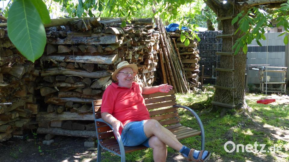 Ein Gartenbesitzer bewacht seine Holzvorräte Bild: hme