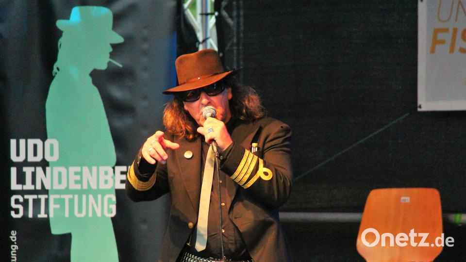 Udo Lindenberg wie er leibt und lebt in Tirschenreuth - zumindest fast. Es war das Double: &quot;Panik-Pate&quot; Rudi Wartha. Bild: stg