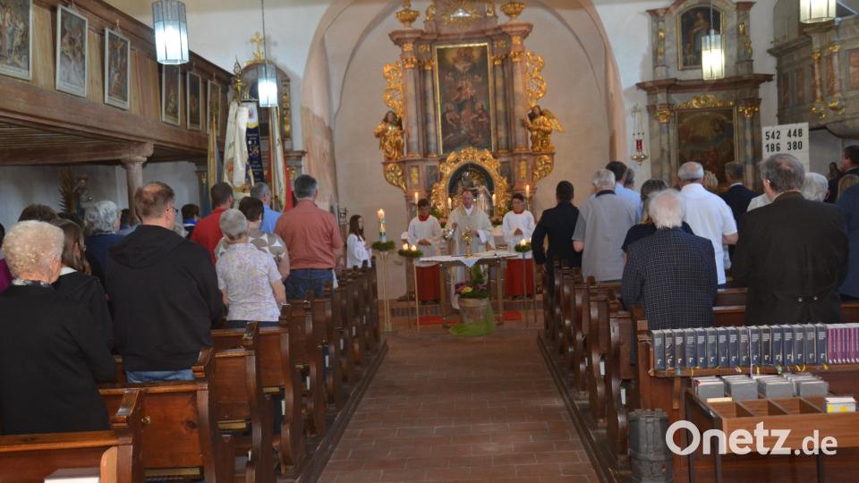 Pfarrvikar Ronald Liesaus feiert mit den Kirchenbesuchern den Patroziniumstag der Simultankirche. Bild: dob