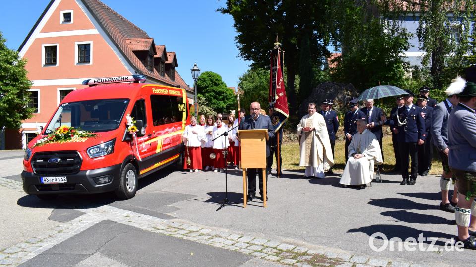 In Anwesenheit von viel Prominenz erhält der neue Mannschaftswagens der Feuerwehr Ammerthal den Segen. Bild: oe