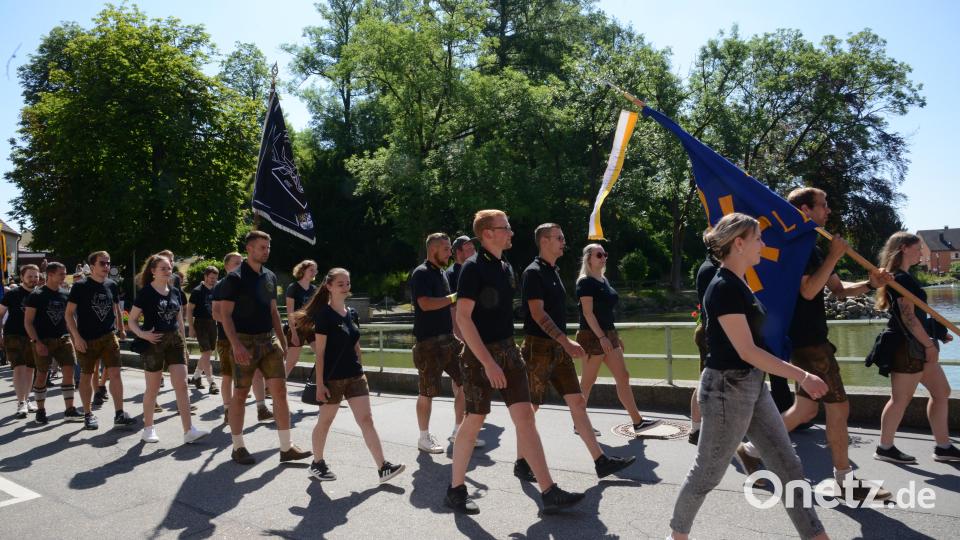 Nach dem Festgottesdienst geht der Kirchenzug zur Wassermann-Halle. Bild: bey