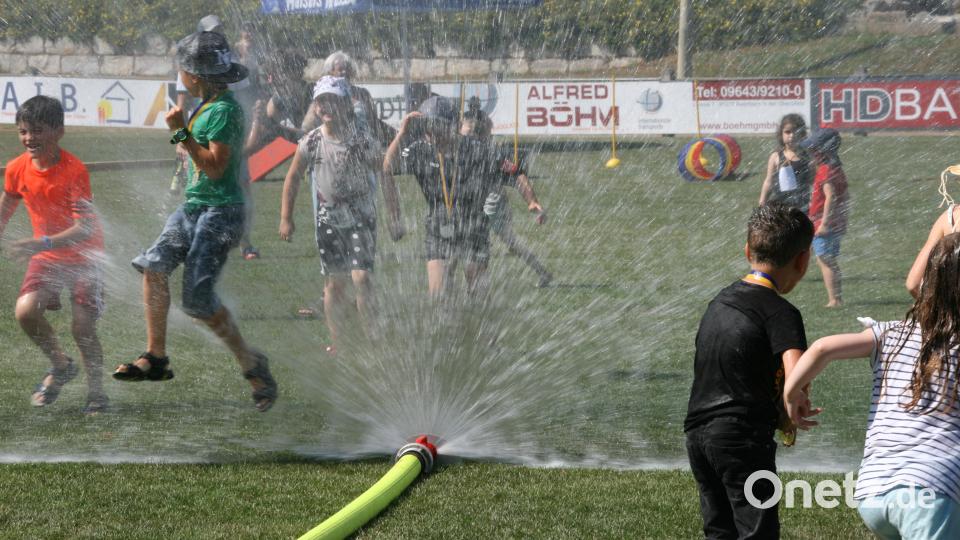 Für eine willkommene Abkühlung sorgt die Feuerwehr Michelfeld mit einer Wasser-Fontäne. Bild: obl