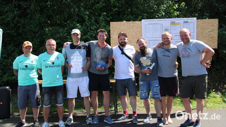 Das Lebendkickerturnier der Waldnaablöwen war für Kicker und Zuschauer ein Heidenspaß. Bild: prh