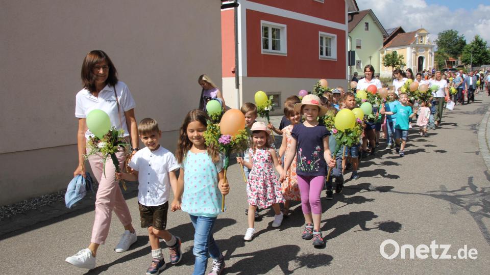 Nach einer Andacht in der Kirche gingen die Teilnehmer zurück zum Kindergarten, wo das große Fest zum 30-jährigen Bestehen des Pertolzhofener Kindergartens auf dem Programm stand. Bild: frd