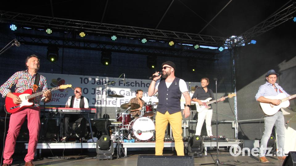 Der Stadtteich verwandelte sich fast in den Gardasee, als auf der Bühne die sechsköpfige Italo-Band „I Dolci Signori“ auf der Seebühne Urlaubsfeeling verbreitete. Bild: kro