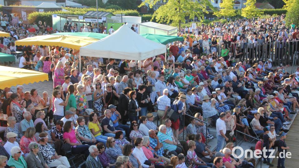 Menschenmassen strömten am letzten Kultur-Sommer-Wochenende zum Italienischen Abend in den Fischhofpark. Bild: kro