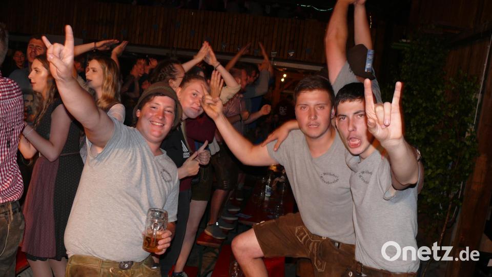 Freudig feierten die Besucher den Partyabend. Bild: ga