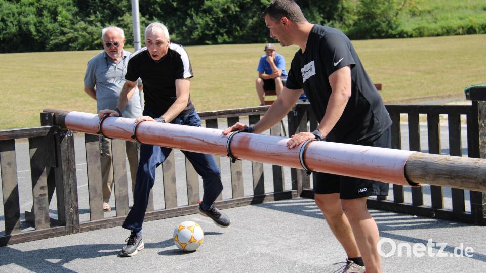 Das Lebendkickerturnier der Waldnaablöwen war für Kicker und Zuschauer ein Heidenspaß. Bild: prh