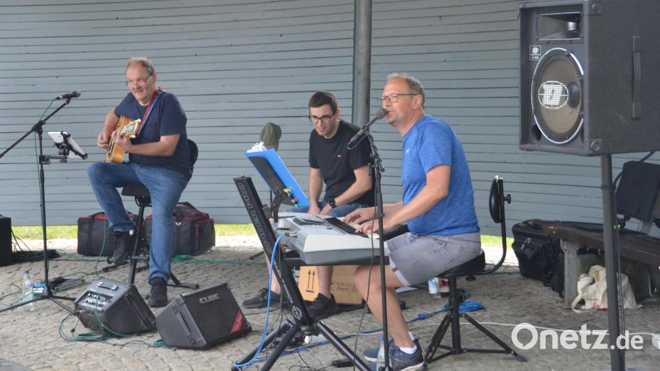 Das Ensemble „Tasten-Bernd &amp; Saiten-Helmut“ mit Bernd Götz und Helmut Lamche aus Weiden sowie dem &quot;Klopfer&quot;-Simon (Simon Lamche) bestritt den Auftakt der diesjährigen Sommerserenaden im Generationenpark. Bild: dob