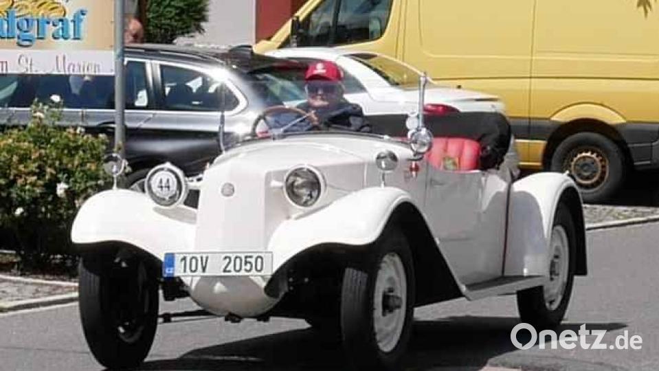 Mit Stolz lenkt der Oldtimerfreund seine Karosse in Richtung Tschechien. Bild: gz