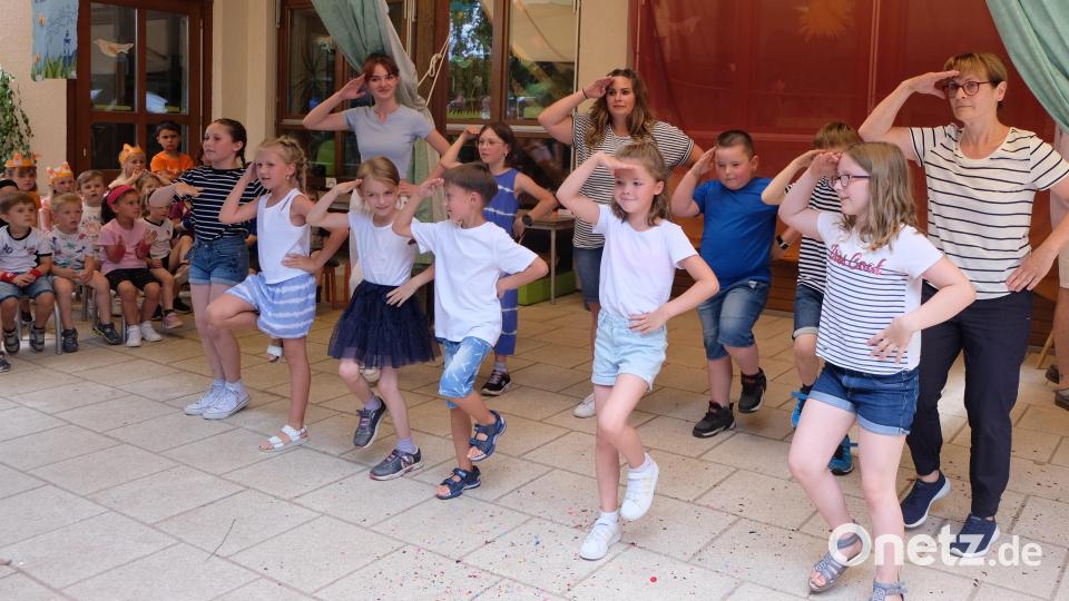 Die Mädchen und Buben beherrschten ihre Tänze. Bild: le