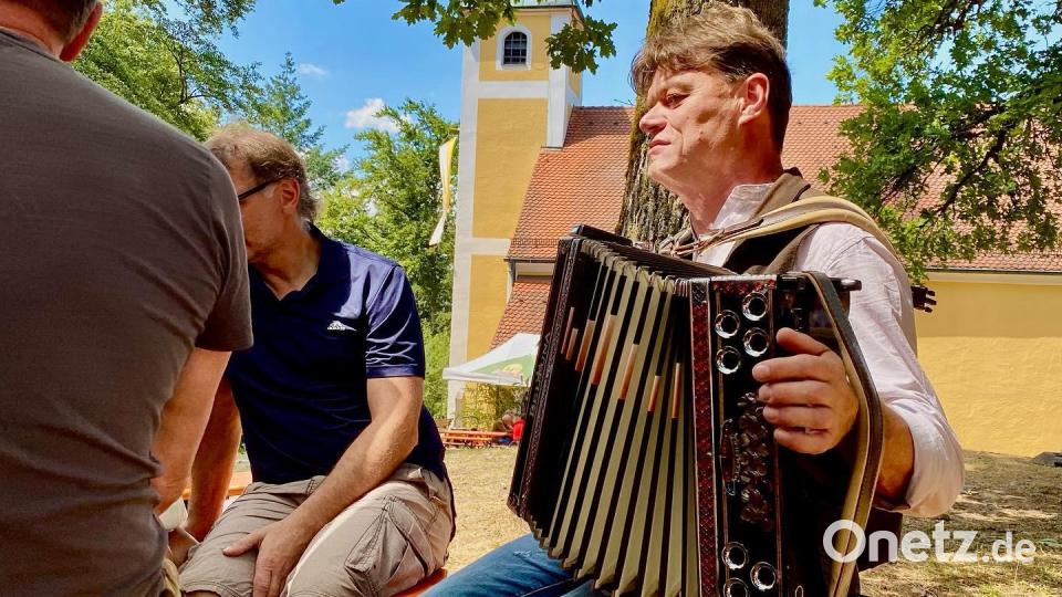 Auch das gehört beim Johannisbergfest dazu: Musik von Musikanten, die nicht bestellt werden, sondern einfach kommen. Bild: gri