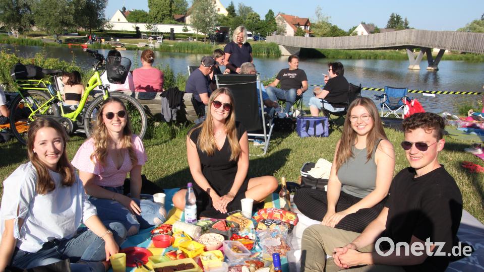 Fast kein Fleckchen Rasen blieb frei, viele Gäste saßen auf Decken oder ihren Campingstühlen und waren mit Ess- und Trinkbaren ausgestattet. Bild: kro