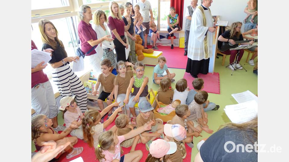 Mit Liedern wie „Wir fangen an fröhlich zu sein“ brachten die Mädchen und Buben des Kindergartens eine beschwingte Note in die Einweihung des neuen Krippengruppenraums. Bild: ll