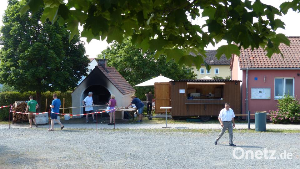 Der Backofen im Schulhof darf in Neudorf bei einem Fest nicht fehlen Bild: hme