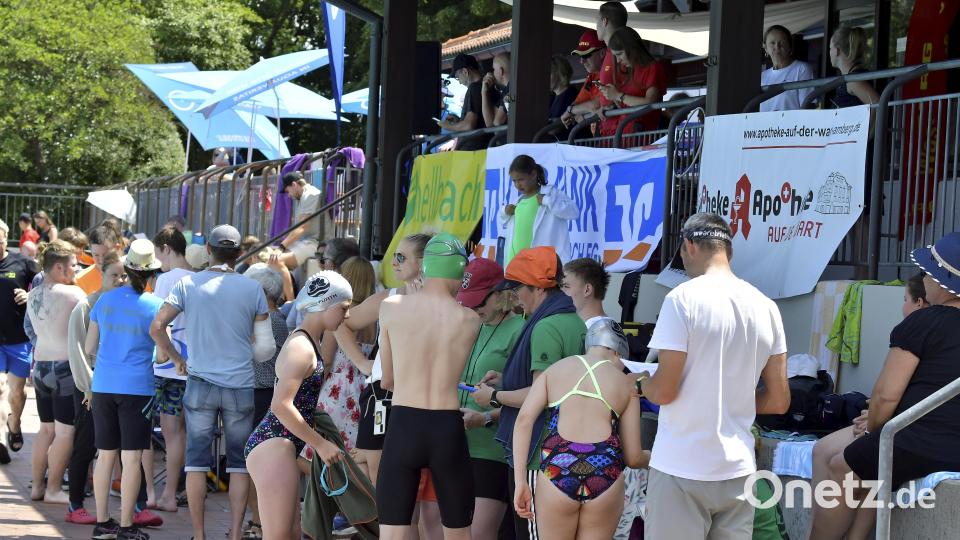 Dichtes Gedränge herrschte am Beckenrand beim diesjährigen Kurfürstenpokal in Amberg. Bild: Hubert Ziegler