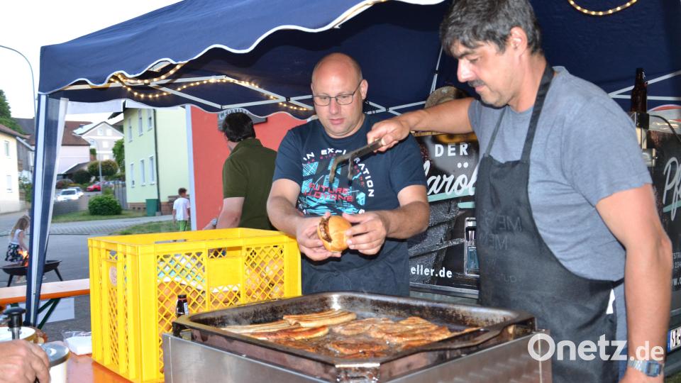 Matthias Grünbauer und Johannes Kraus (von links) brutzelten am Grill und versorgten die Besucher. Bild: gi