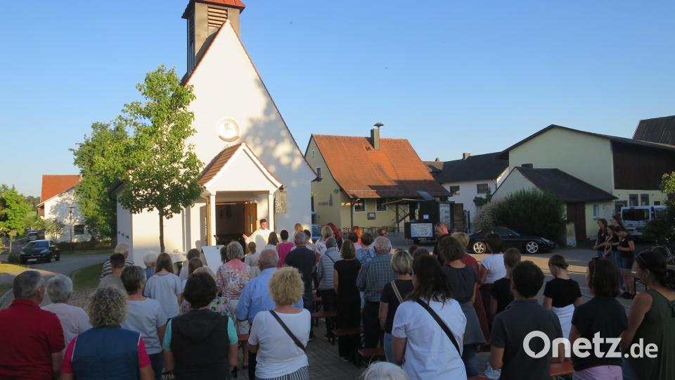 Die Hiltersdorfer feiern Patrozinium ihrer Dorfkapelle, die dem heiligen Johannes geweiht ist. Bild: Christine Schwarz/exb