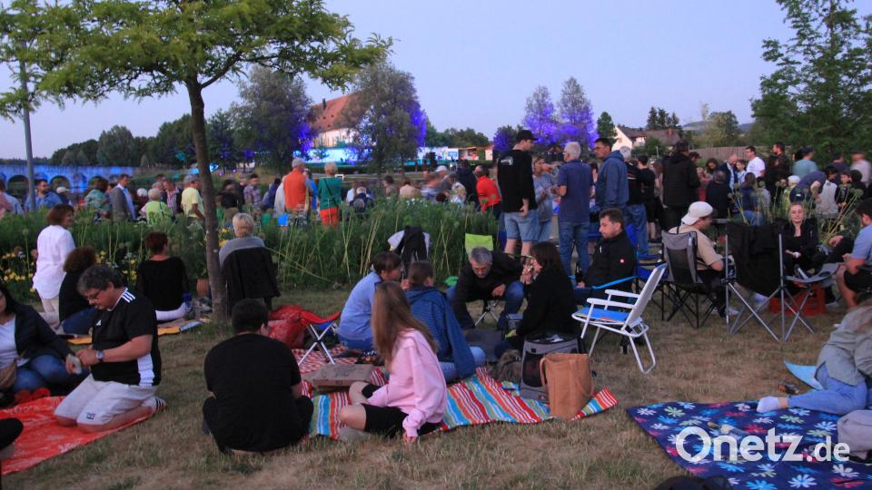 Bis zum Abend waren es im weiten Rund des Fischhofparks mehrere Tausend Menschen, die das Ambiente genossen. Bild: kro