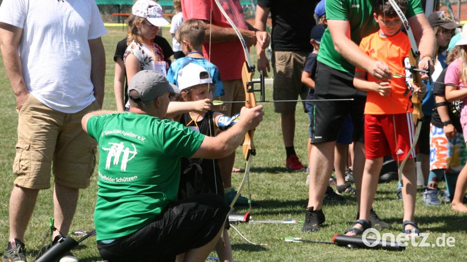 Eine von sieben Disziplinen bei der Michelfelder Kinder-Olympiade war Bogenschießen. Bild: obl