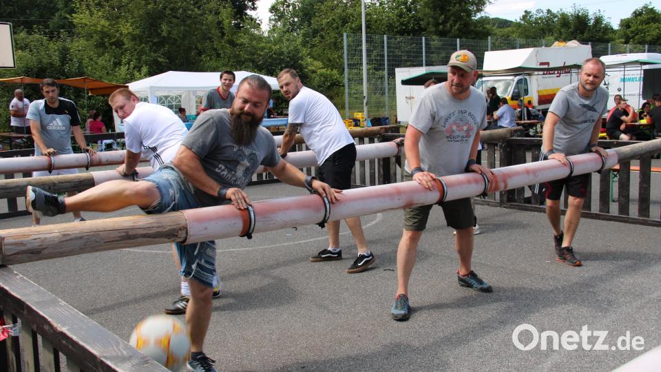 Das Lebendkickerturnier der Waldnaablöwen war für Kicker und Zuschauer ein Heidenspaß. Bild: prh