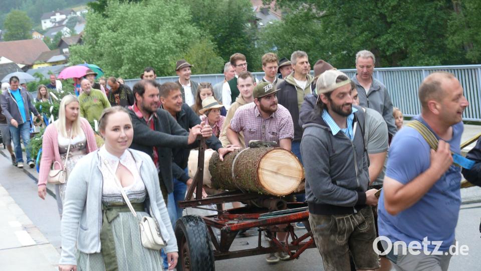 KLJB, Feuerwehr und Schützenverein veranstalteten die Kirwa zum Patrozinium. Von der Ortsmitte wurde der Kirwa-Baum zum Festplatz am Gemeindestodl gebracht. Bild: ga