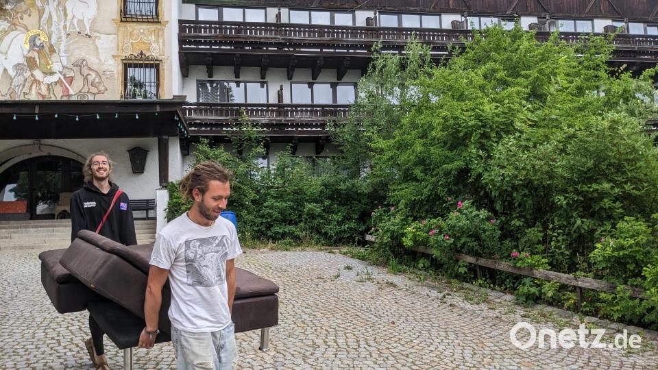Zum Jahrestreffen wird jedes Sofa gebraucht. Zwei vom Europäischen Solidaritäts-Corps (ESC) tragen es an einen der Ruheplätze. Bild: eib