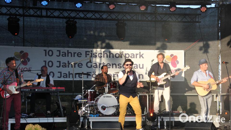 Der Stadtteich verwandelte sich fast in den Gardasee, als auf der Bühne die sechsköpfige Italo-Band „I Dolci Signori“ auf der Seebühne Urlaubsfeeling verbreitete. Bild: kro
