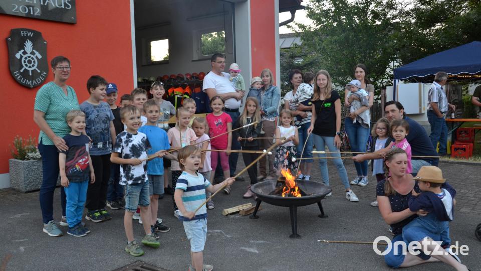Jedes Kind durfte wer wollte, seine Marshmallows übers Feuer halten. Bild: gi
